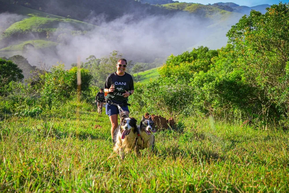 Dupla treinando canicross em estrada de terra
