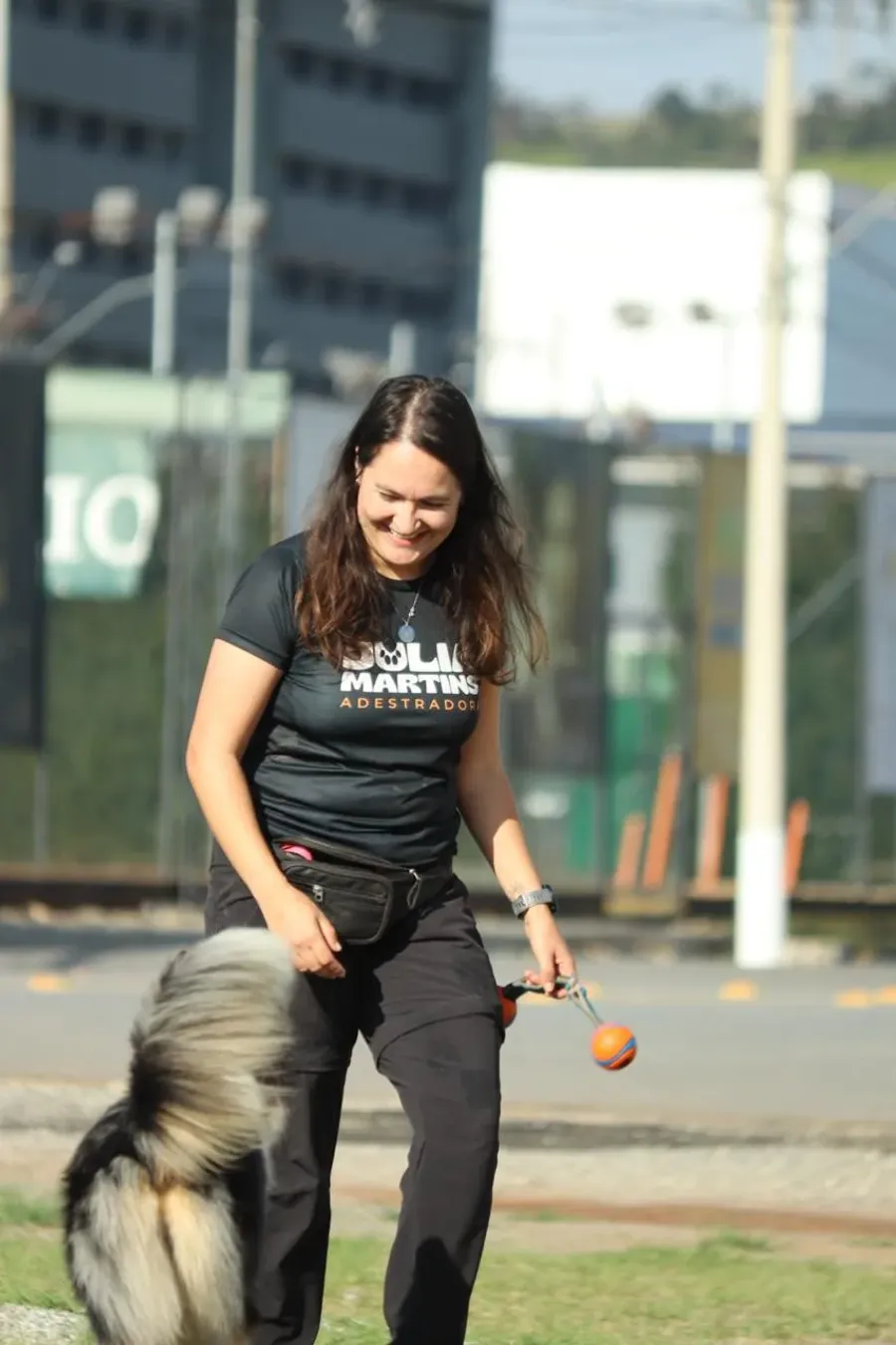 Júlia trabalhando com um cão em treinamento